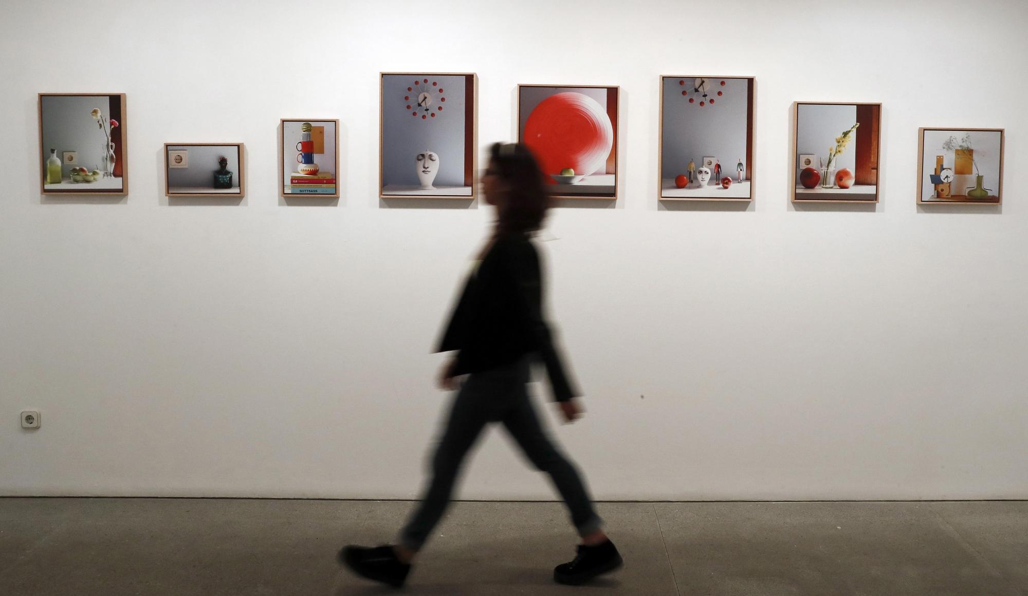 Diferentes objetos combinados y hasta el propio gato del autor componen estas fotografías, que incluyen algún que otro enchufe de pared y que hacen guiños y a pintores como Morandi, además de a los hiperrealistas. 