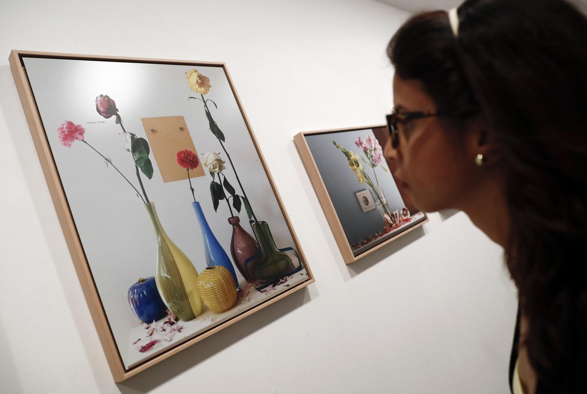 Pedro Almodóvar acaba de inaugurar en la Galería Marlborough de Madrid inspirados en la pintura hiperrealista de Antonio López o Isabel Quintanilla.