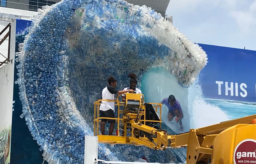 Artistas crean ola de plástico para concienzar sobre contaminación en los océanos 