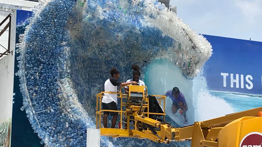 Artistas crean ola de plástico para concienzar sobre contaminación en los océanos 