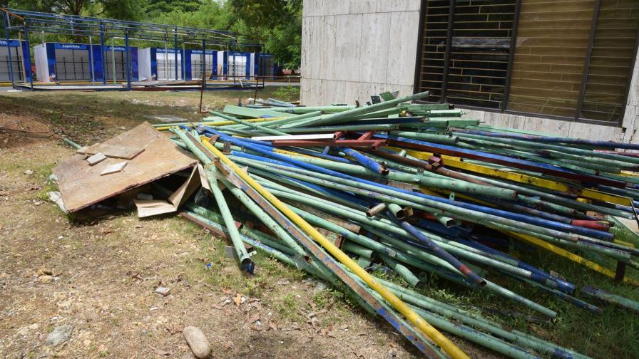 Explican retraso en retiro  estands Plaza de la Cultura