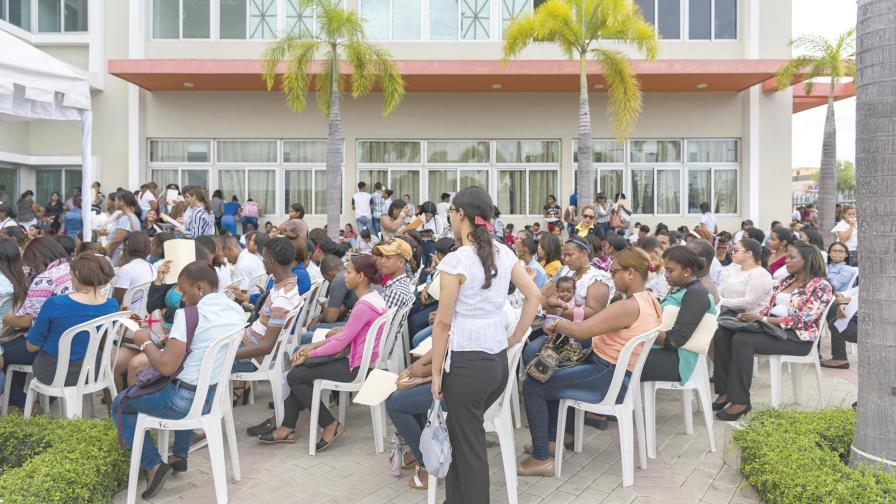 Cientos de personas de todas las edades asisten a jornada de empleos Cientos de personas de todas las edades asisten a jornada de empleos
