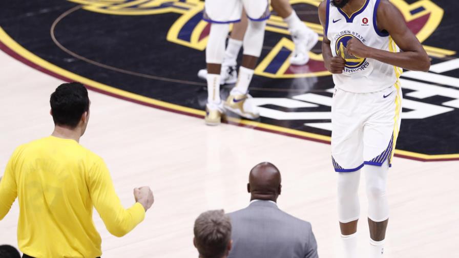 Warriors barren a Cavaliers y revalidan título de campeones de la NBA Warriors barren a Cavaliers y revalidan título de campeones de la NBA