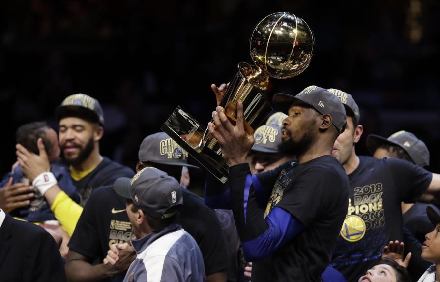 Warriors barren a Cavaliers y se coronan campeones de la NBA por tercera vez en cuatro años