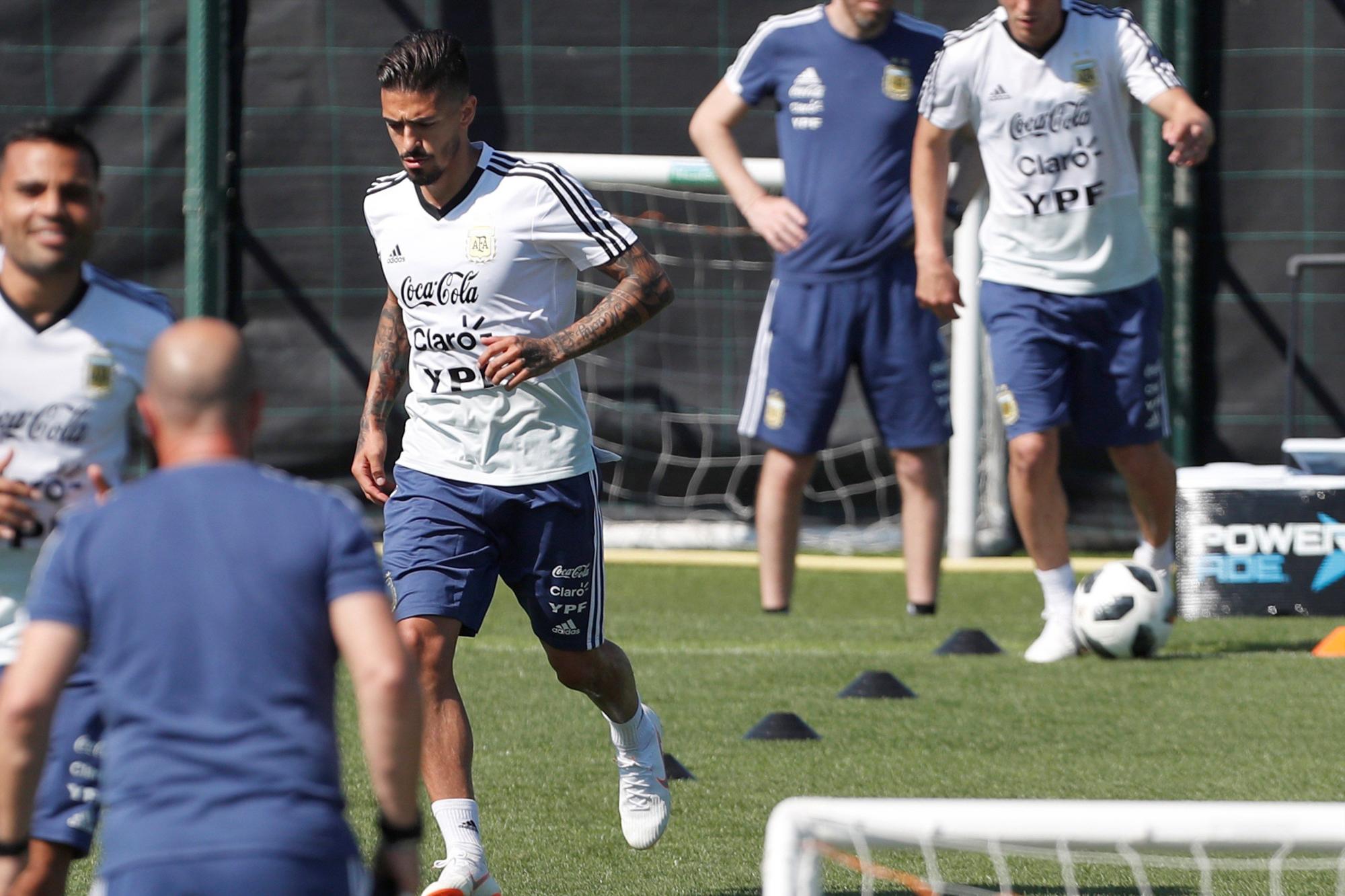 El centrocampista de la selección argentina Manuel Lanzini, durante el entrenamiento del combinado albiceleste en la ciudad deportiva del FC Barcelona, donde los argentinos preparan su participación en el mundial de fútbol de Rusia. 