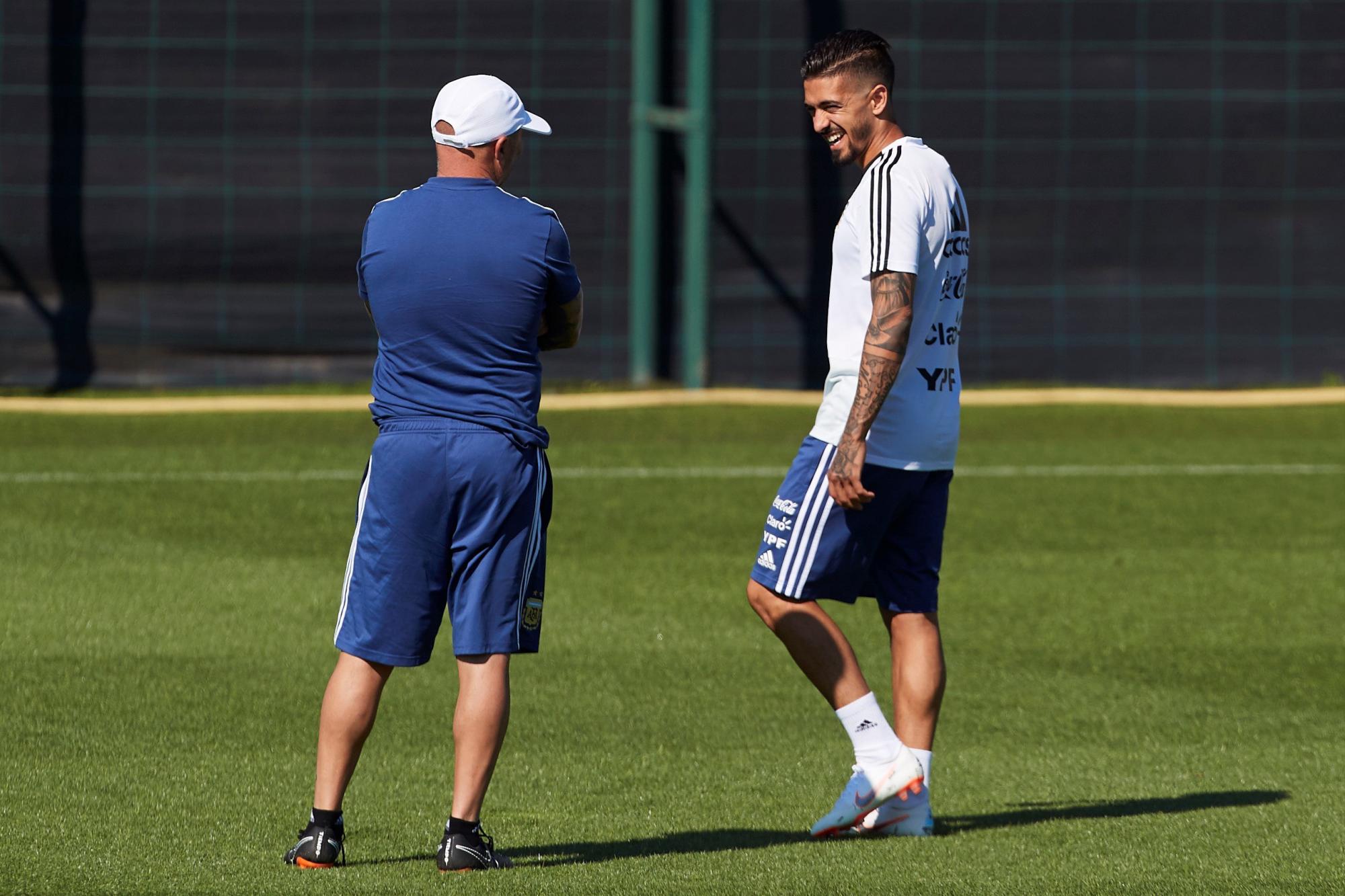 Manuel Lanzini (/d) conversa con el entrenador Jorge Sampaoli (i), durante el entrenamiento del combinado albiceleste en la ciudad deportiva del FC Barcelona, donde los argentinos preparan su participación en el mundial de fútbol de Rusia. 