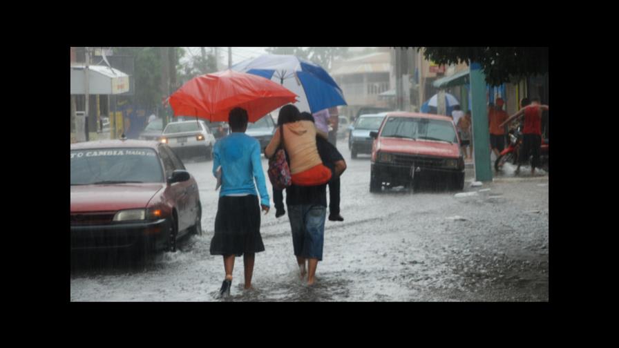 Onda tropical provoca lluvias; sigue el calor