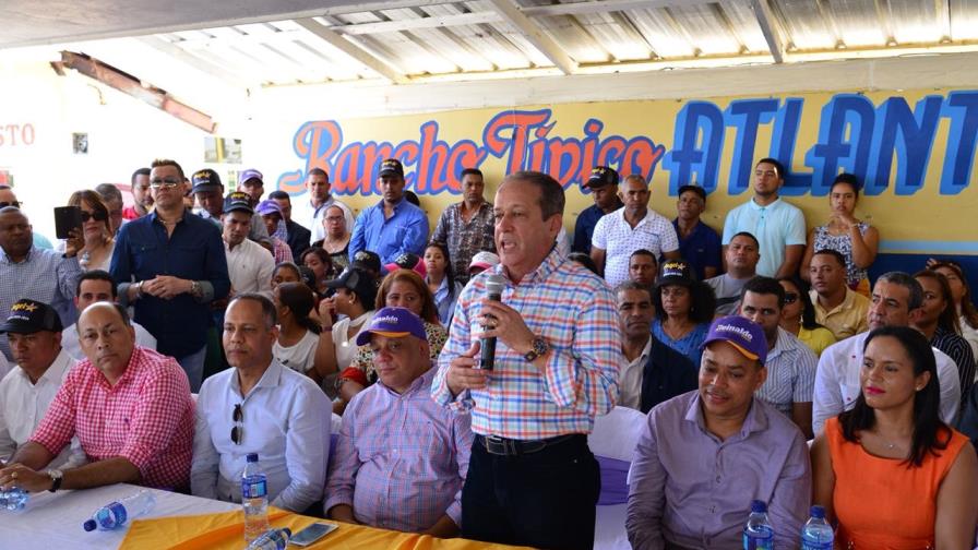 Reinaldo Pared promete gestionar terminación del malecón de Nagua