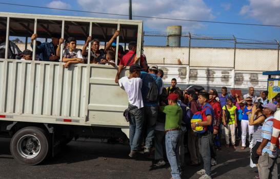 Subidos en “perreras”, venezolanos sufren colapso de sistema de transporte 