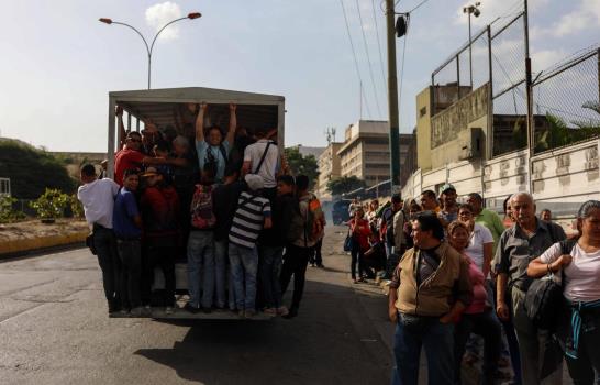 Subidos en “perreras”, venezolanos sufren colapso de sistema de transporte 