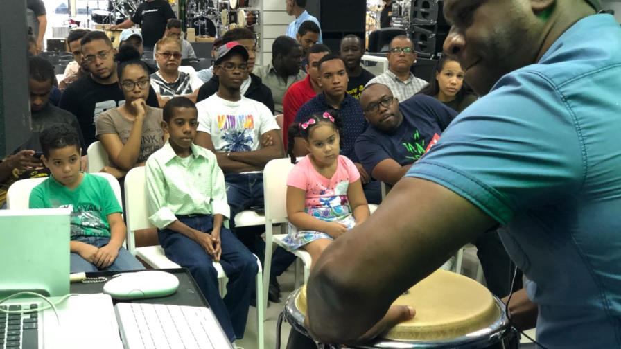 Realiza clínica de percusión con el destacado músico Luis Mojica