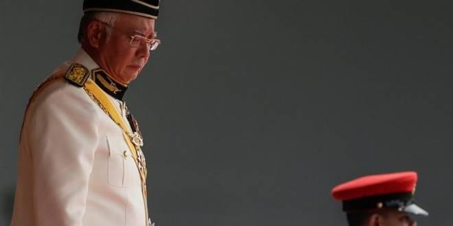 Rey malasio se baja el sueldo conmovido por donativos contra deuda pública