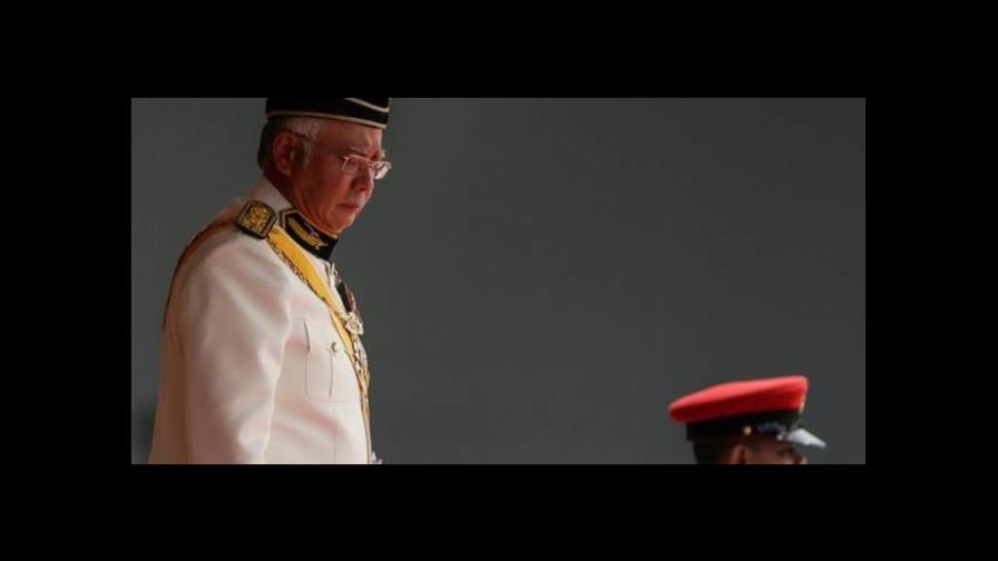 Rey malasio se baja el sueldo conmovido por donativos contra deuda pública