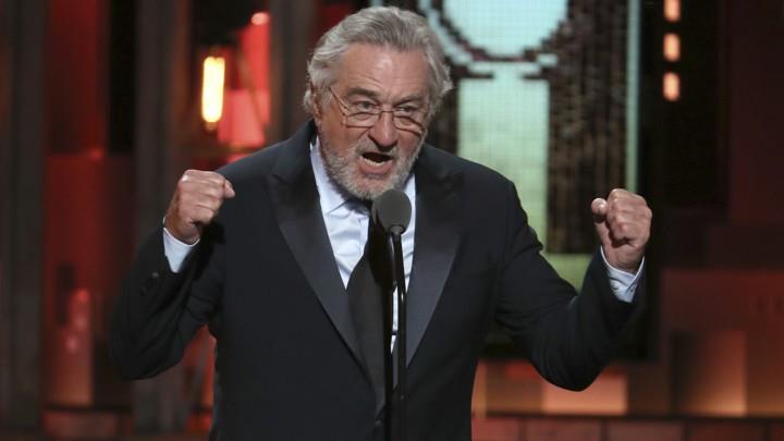 Robert De Niro se refiere a Trump con palabrotas en Premios Tony