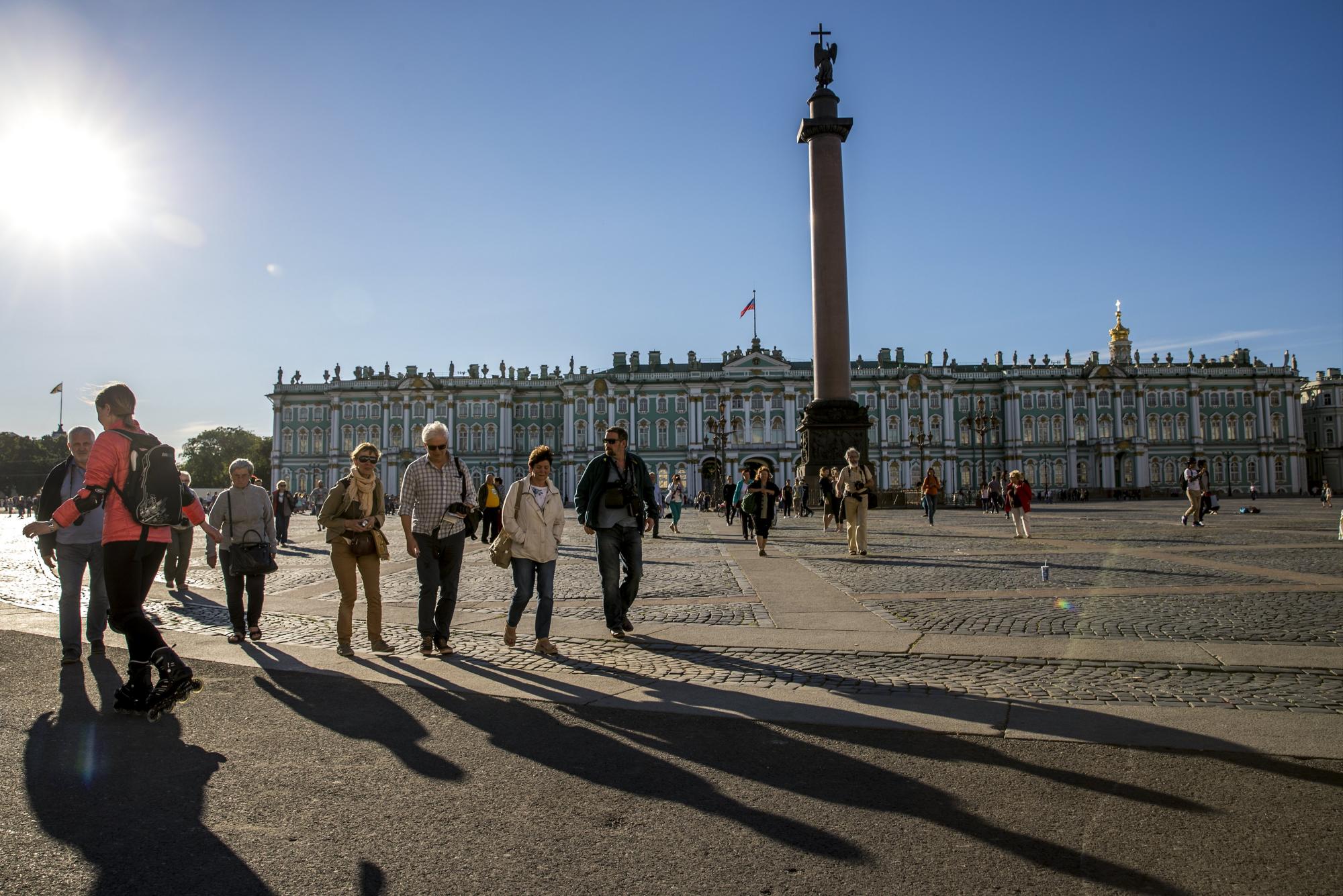 La gran Plaza del Palacio de San Petersburgo, donde se ubica el museo Hermitage, es uno de los grandes reclamos turísticos de esta ciudad.