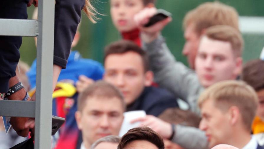 Messi desata la locura en el primer entrenamiento abierto de Argentina Messi desata la locura en el primer entrenamiento abierto de Argentina