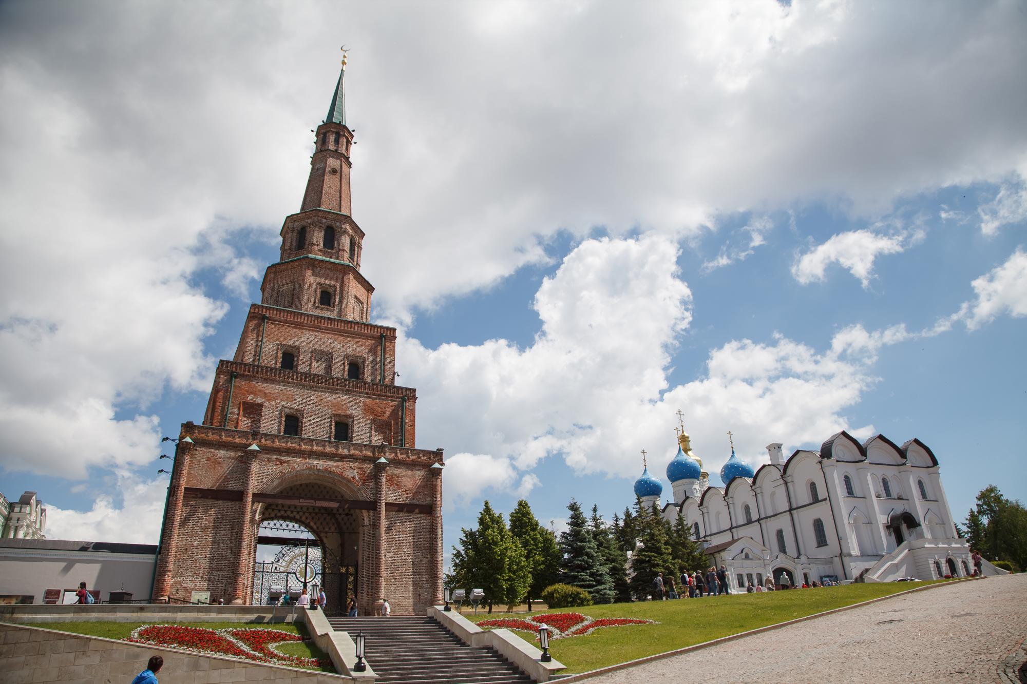 Torre inclinanada de Suyumbiqué junto al Kremlin (derecha) de Kazán.