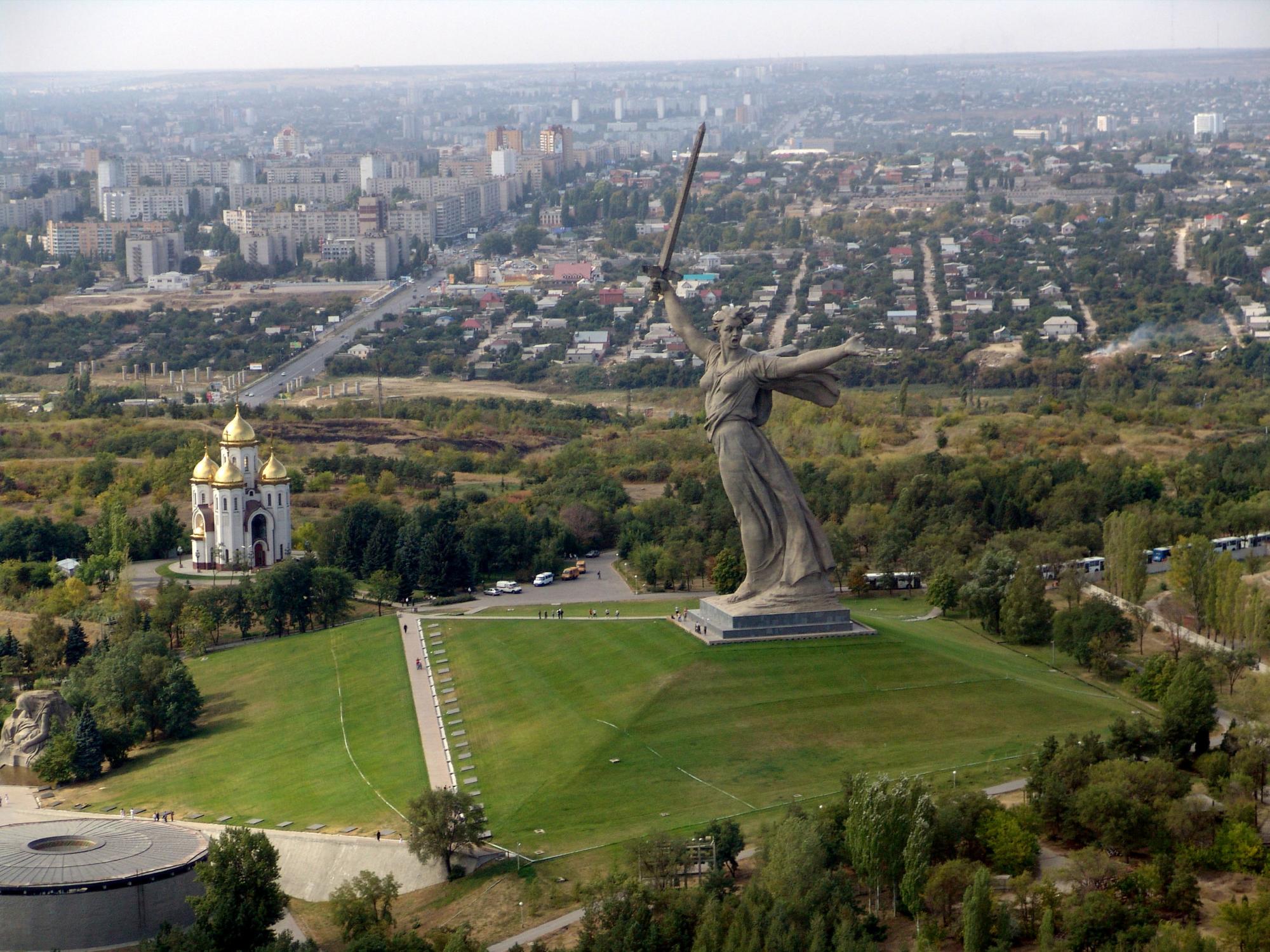 Memorial de Mamáev Kurgán, una colina presidida por la gigantesca estatua de la Madre Patria, es una de las referencias de la ciudad.
