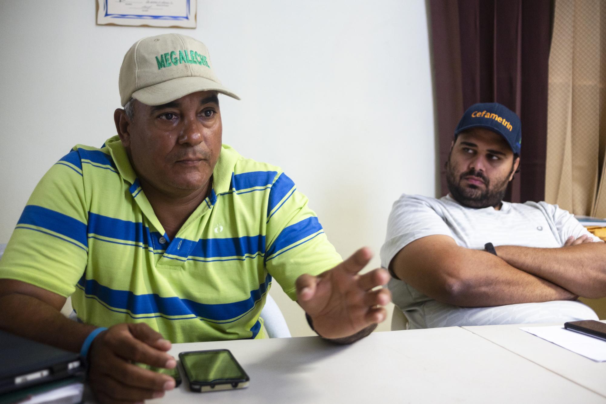 Rafael Emilio Rojas, encargado del Programa de Mejoramiento de Ganadería (Megaleche) (Izquierda) y Diego Papaterra, vicepresidente de la Asociación de Ganaderos de Hato Mayor.