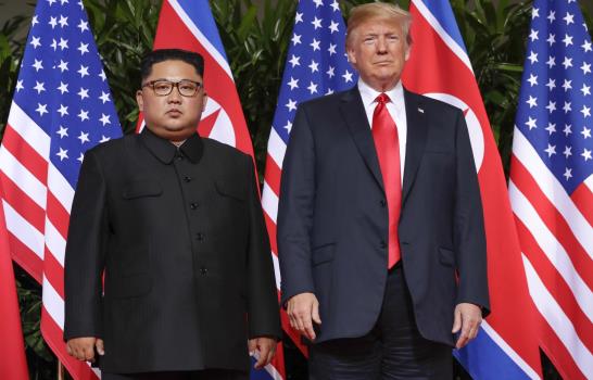 Histórico apretón de manos entre Trump y Kim