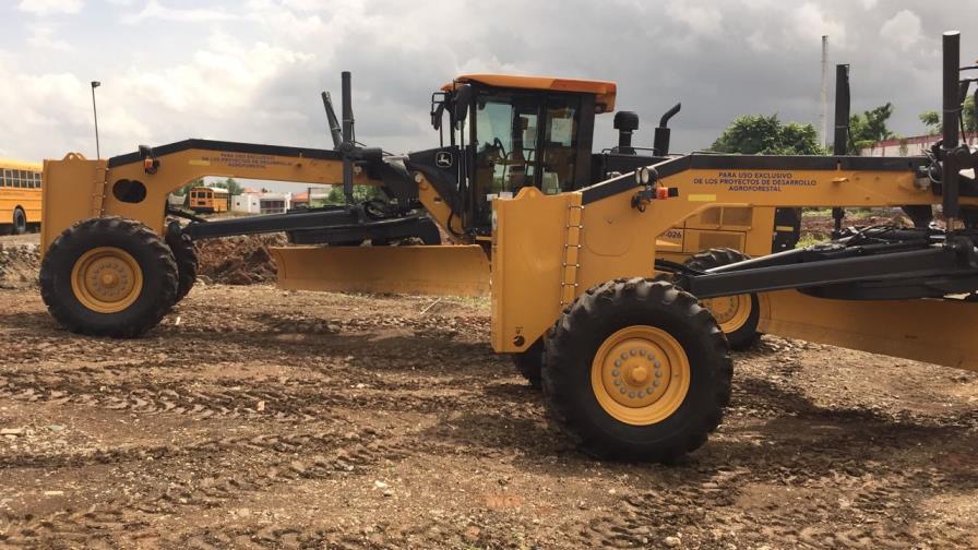 Productores reciben siete motoniveladoras para facilitar transporte de plantas