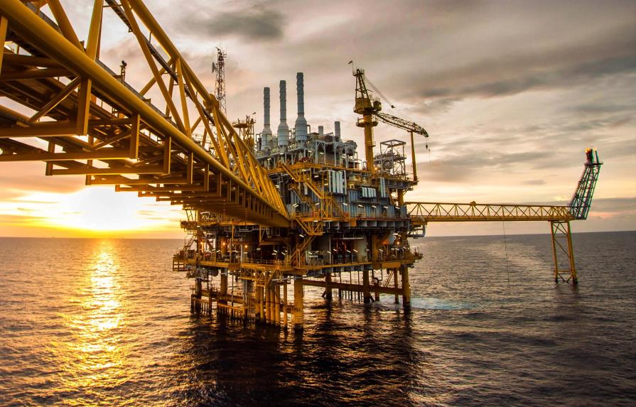 Economista considera que aumentos de precios del petróleo llegan a su fin