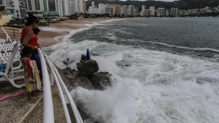 Huracán Bud se degrada a categoría 3 mientras recorre el Pacífico mexicano
