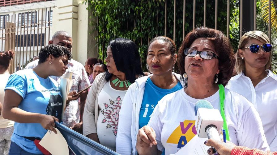 Feministas reclaman incluir las tres causales frente al Congreso