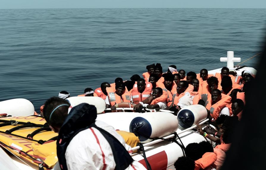 El Aquarius y dos barcos italianos con 630 inmigrantes ponen rumbo a Valencia