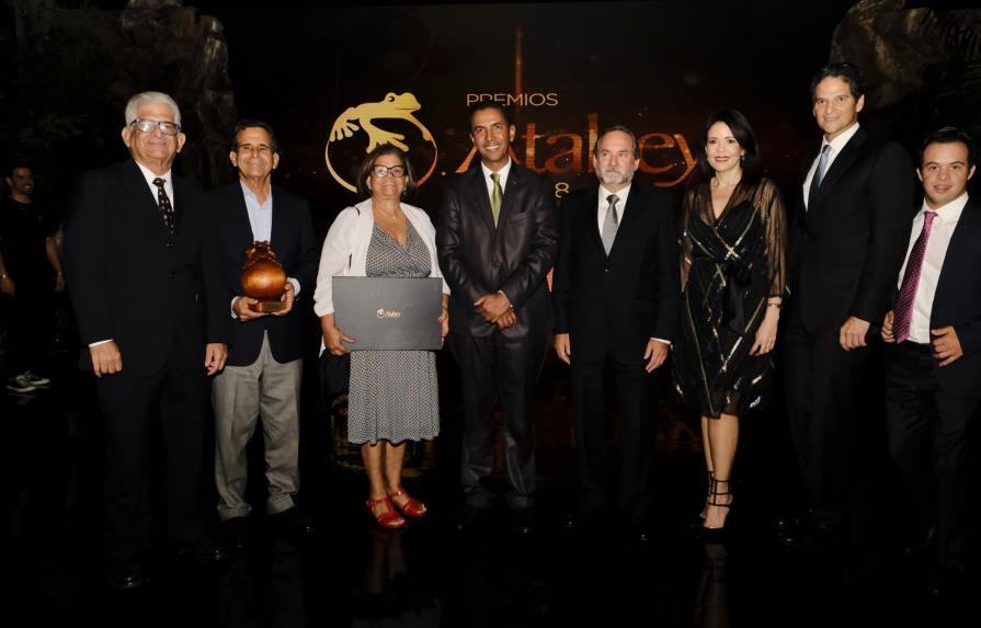 Celebran décima entrega de Premios Atabey en el Teatro Nacional