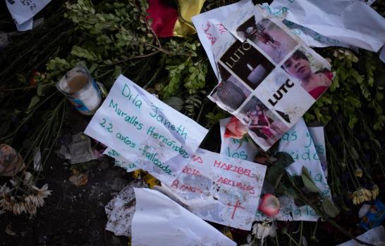 Guatemala sigue enterrando a sus muertos mientras el volcán no descansa