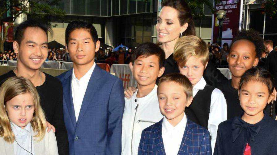 Juez ordena a Angelina Jolie que permita que los niños vean más a Brad Pitt Juez ordena a Angelina Jolie que permita que los niños vean más a Brad Pitt