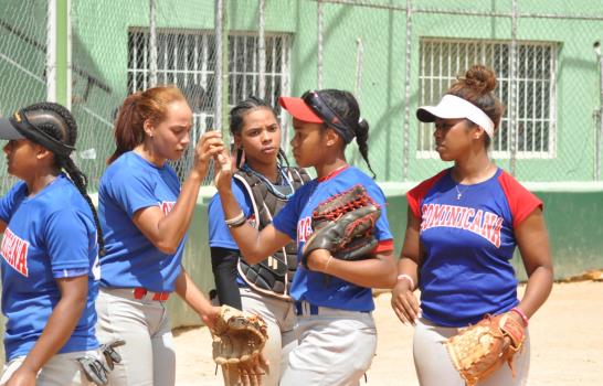 Selecciones de Cuba y Dominicana se miden en sóftbol femenino