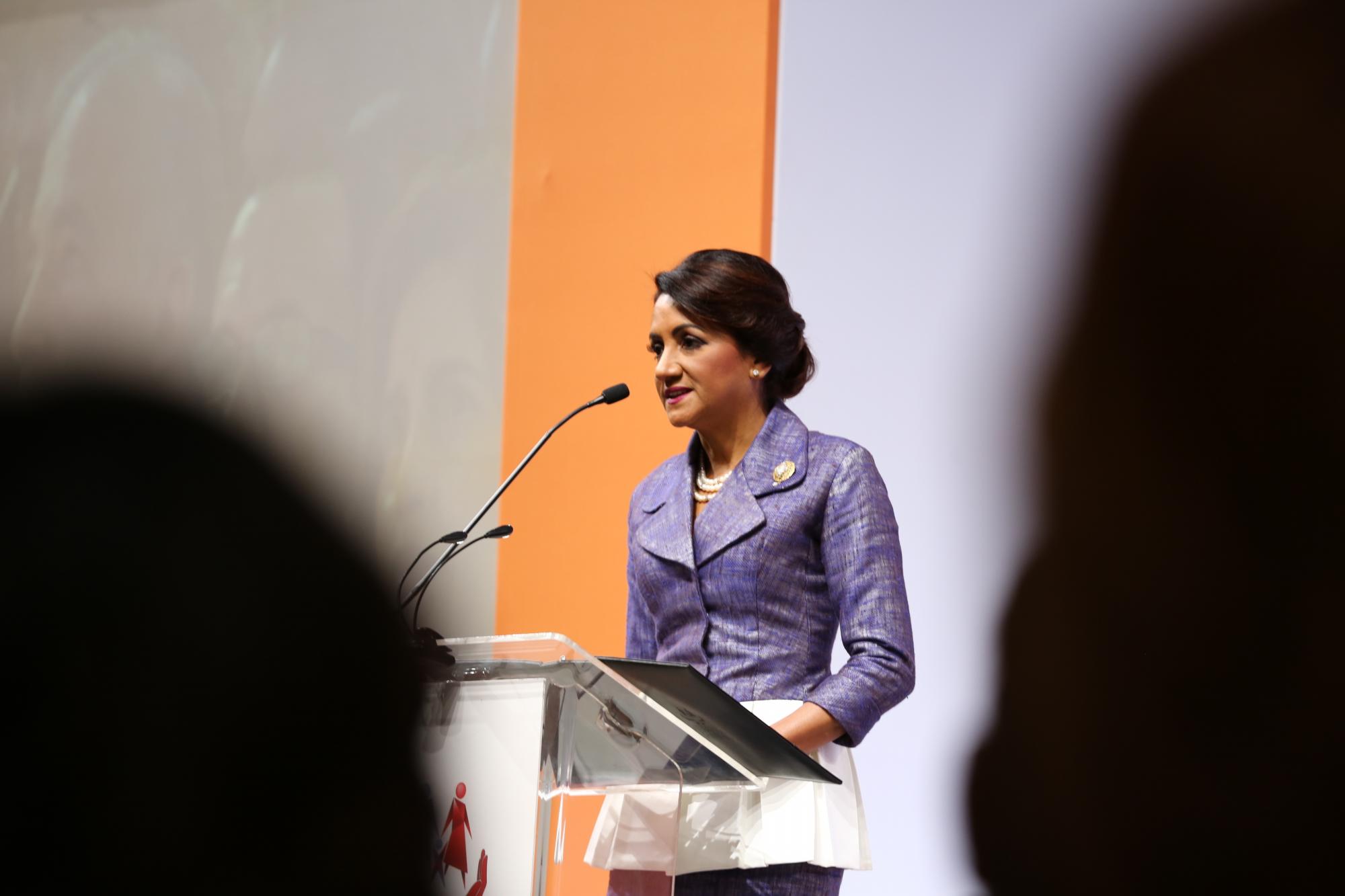 La primera dama, Cándida Montilla de Medina, habla al público durante la conferencia Matrimonio y Familia que auspició el Despacho de la Primera dama.