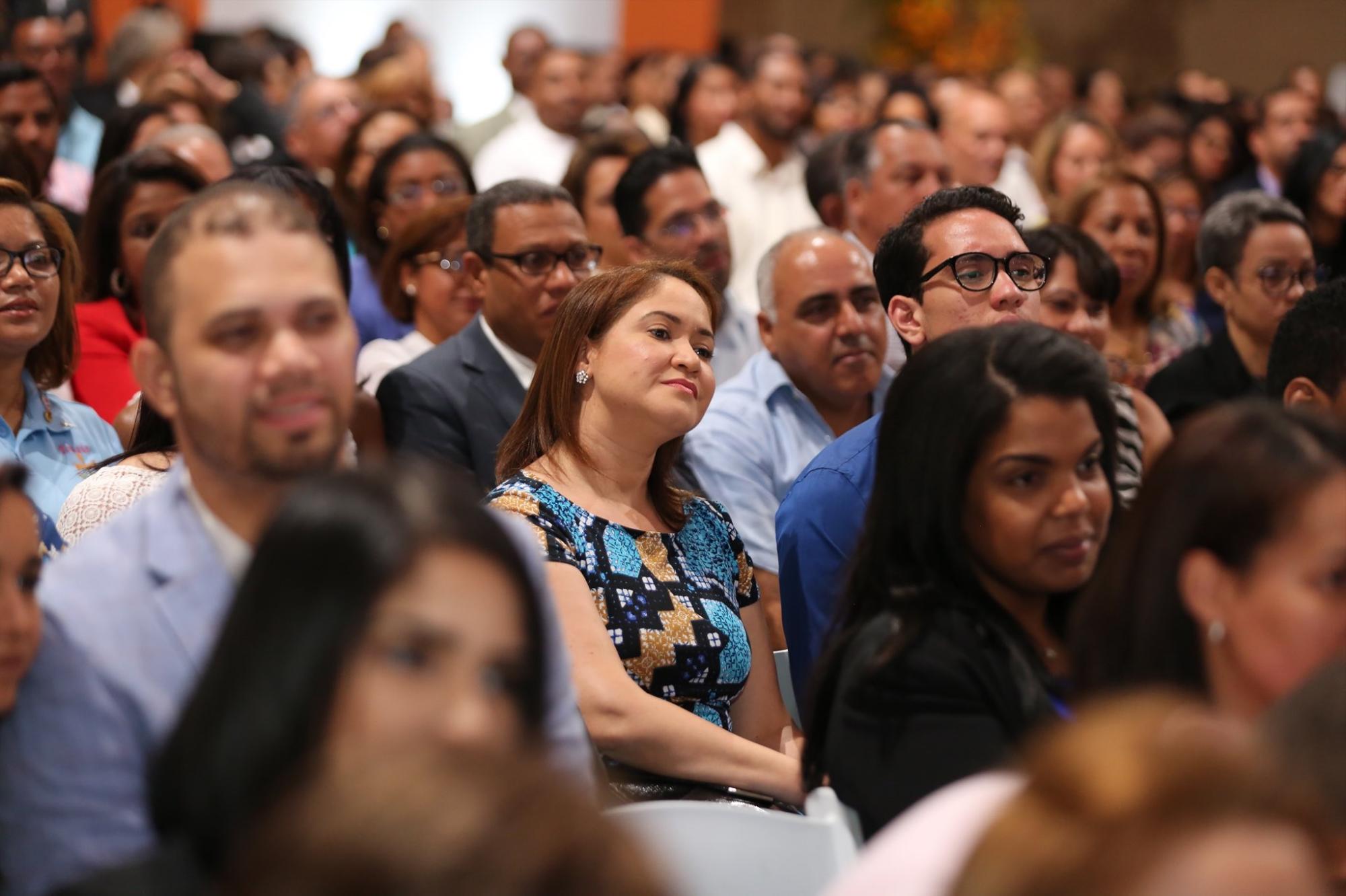 Los asistentes a la conferencia Matrimonio y Familia, auspiciada por el Despacho de la Primera Dama y en la que expuso el sacerdote Ángel Espinosa de los Monteros.