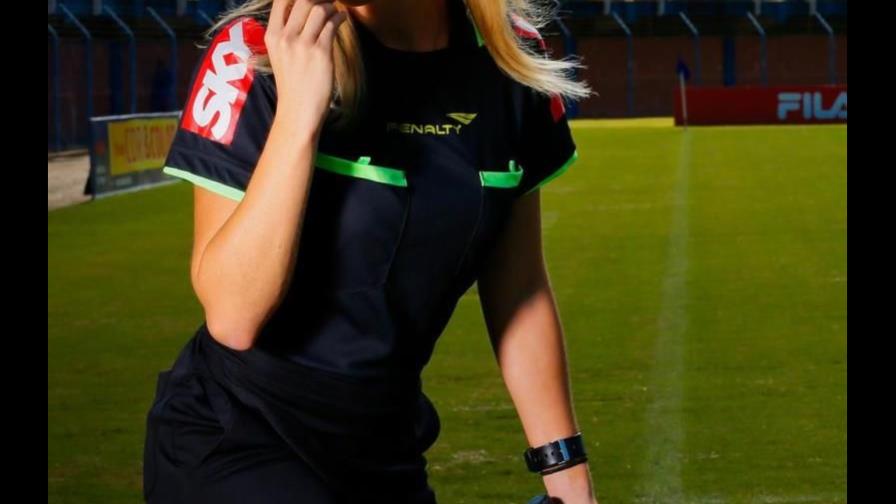 Árbitro brasileña será la primera mujer en pitar en Mundial Árbitro brasileña será la primera mujer en pitar en Mundial