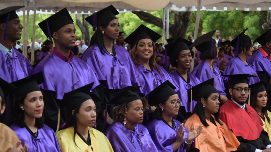 La UASD inviste 889 nuevos profesionales lamentando la muerte de su director de música La UASD inviste 889 nuevos profesionales lamentando la muerte de su director de música