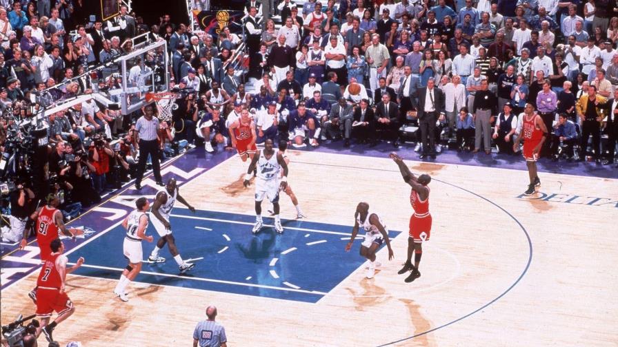¿Hubo o no falta de Jordan? 20 años después se debate la controversial jugada de la final de 1998