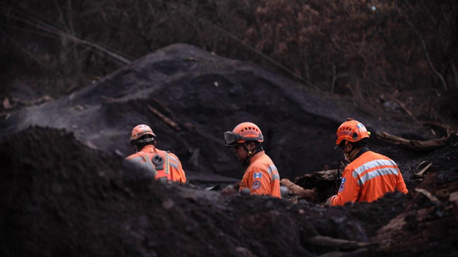 Guatemaltecos se resisten a abandonar a desaparecidos por erupción de volcán