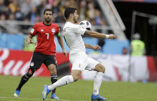 Uruguay gana 1-0 a un Egipto sin Salah en su arranque en el Mundial