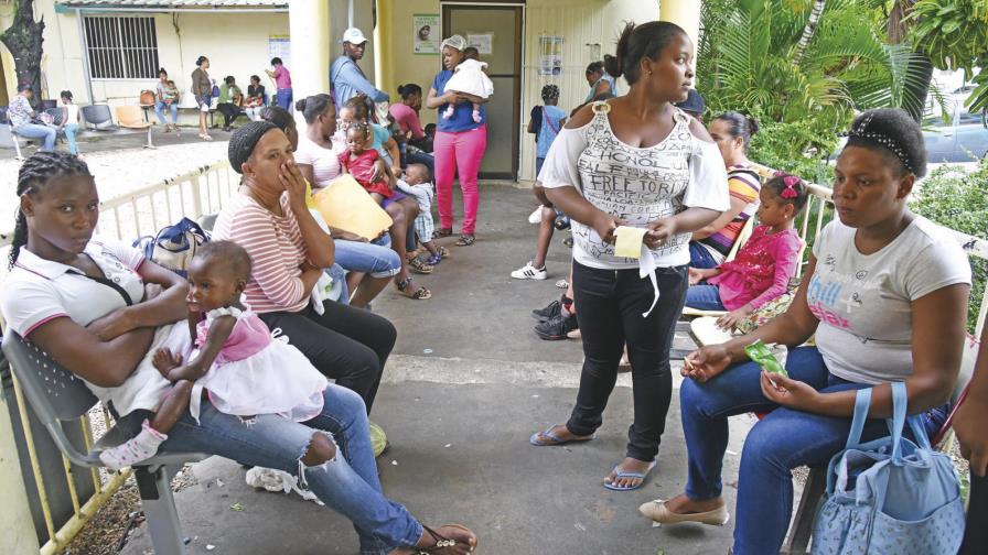 Dominicanos se quejan de privilegios para haitianos en hospital de Verón Punta Cana