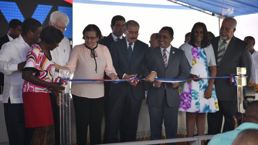 Presidente Medina entrega complejo habitacional de 112 apartamentos en Nizao