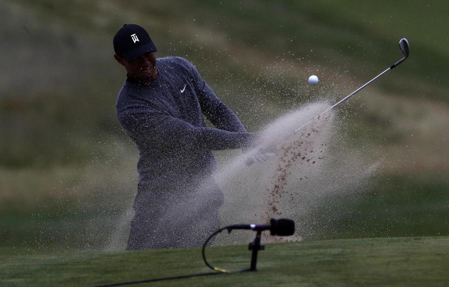 Johnson despega en el US Open, Tiger Woods no pasa el corte