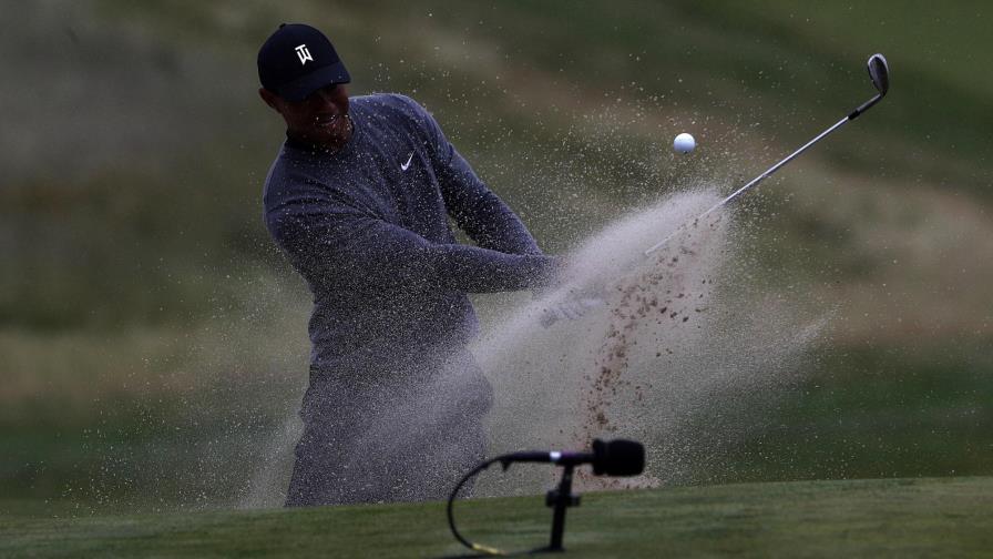 Johnson despega en el US Open, Tiger Woods no pasa el corte
