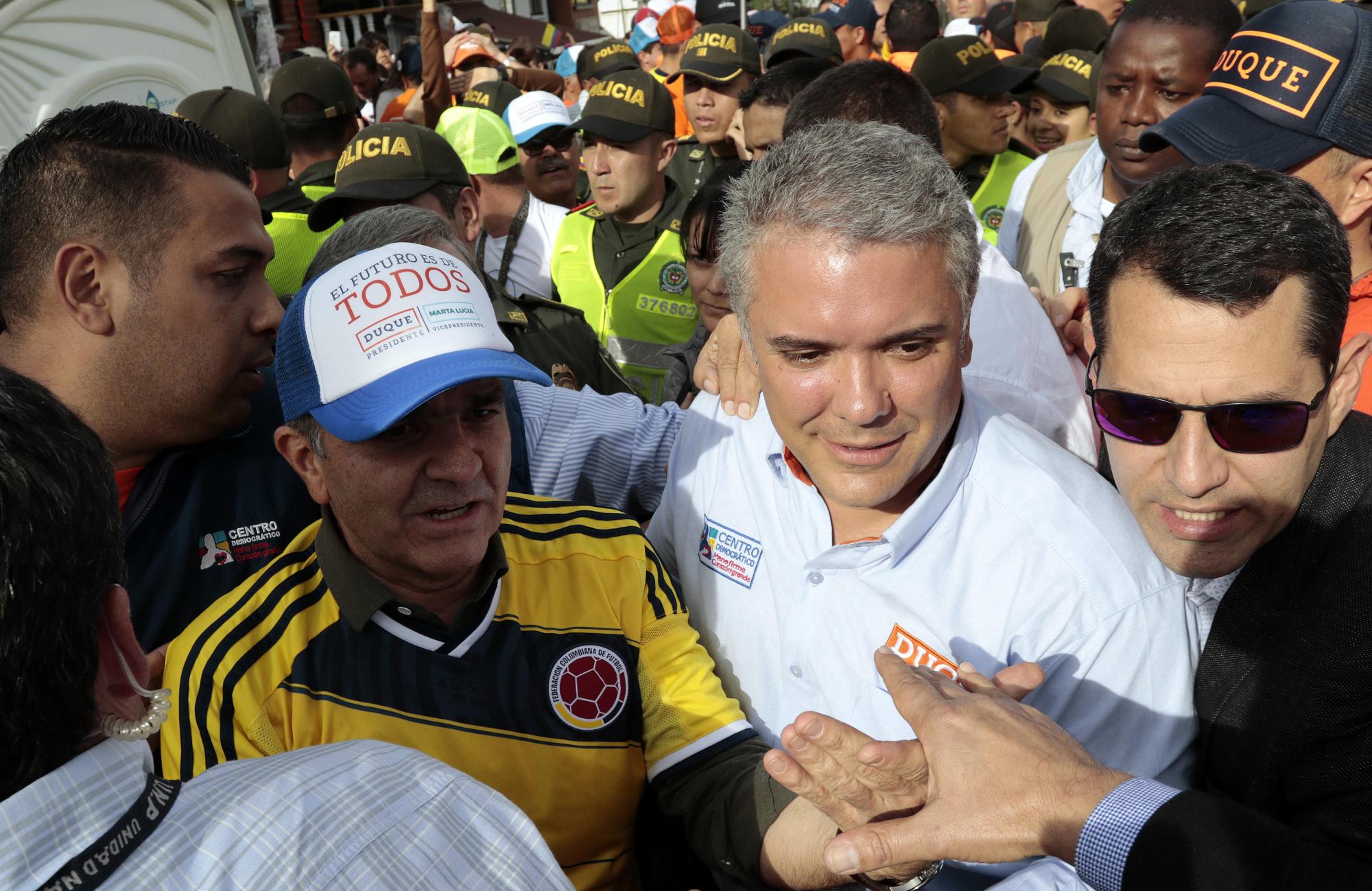 Iván Duque mientras participaba en un acto de campaña el pasado domingo 10 de junio de 2018, en el sector de Chipre en Manizales (Colombia). El candidato uribista a la Presidencia de Colombia tiene -según encuestas- el 52,5 % de la intención de voto para la segunda vuelta de las elecciones que se celebra hoy. 