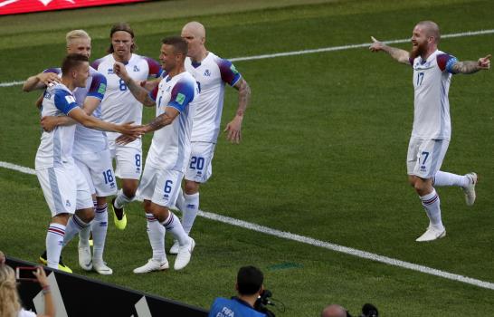 Argentina empata 1-1 ante Islandia; Messi falla un penal