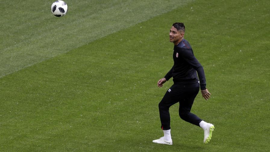 Gareca deja en el banco a Paolo Guerrero en el debut de Perú contra Dinamarca Gareca deja en el banco a Paolo Guerrero en el debut de Perú contra Dinamarca