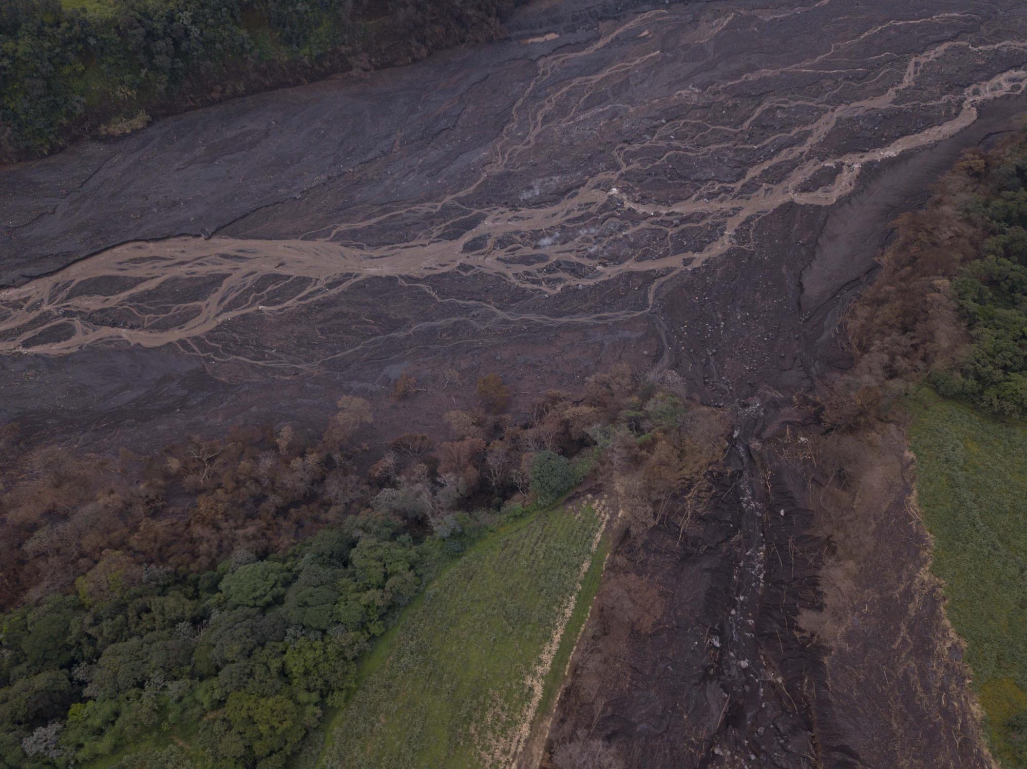 Fotografía tomada con un dron donde se muestra la desembocadura del flujo piroclástico en el río Guacalate, en el área afectada después de la erupción del pasado 3 de junio.