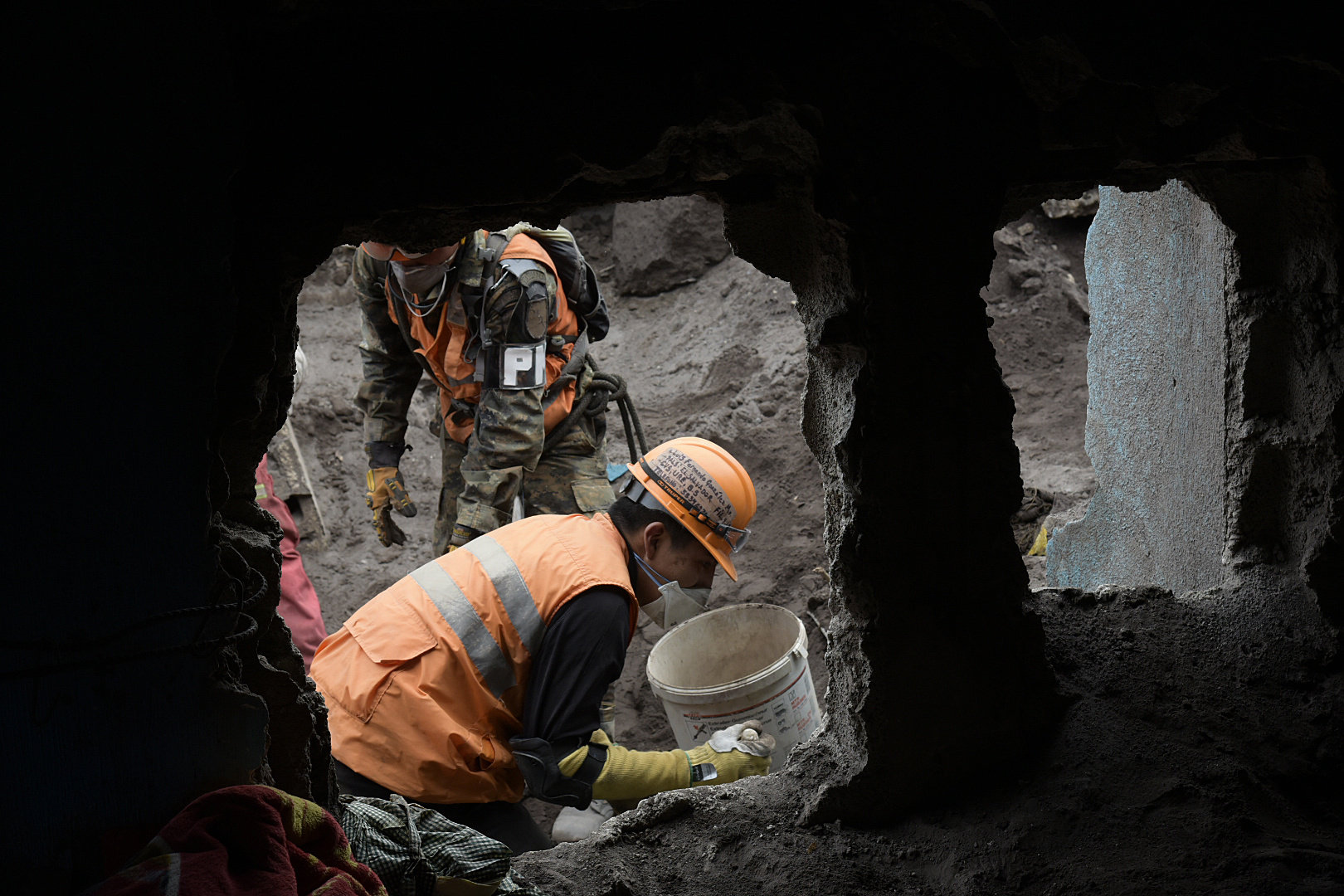Los vecinos sobrevivientes mantienen la búsqueda de víctimas pese a las advertencias del riesgo por lo inestable del lugar.