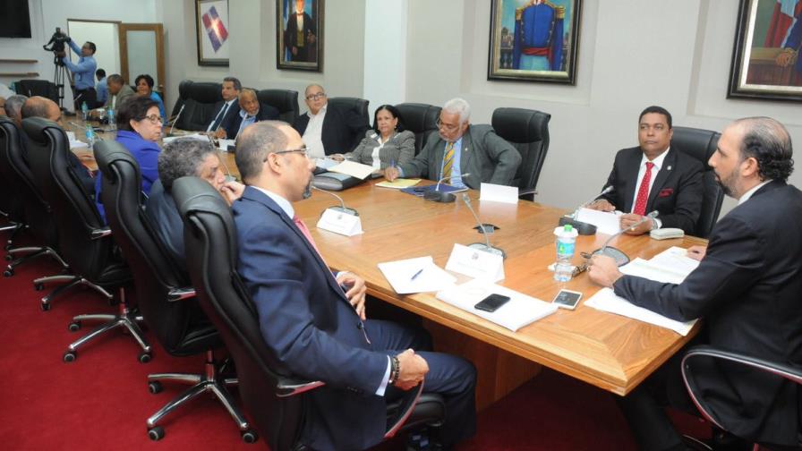 Ley de Partidos sigue en el limbo, mientras se mantiene división por primarias